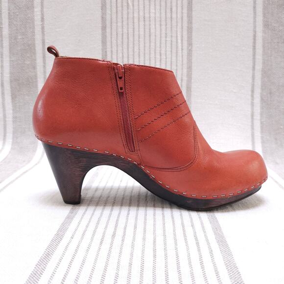 Anthropologie Tan Leather Clogs - Picture 4 of 15